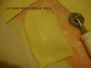 Lingue di sfoglia con marmellata e pinoli Lingue di sfoglia con marmellata e pinoli