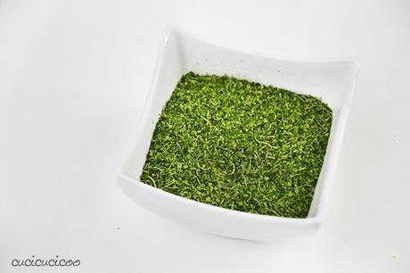 Come fare la polvere di ortica fai da te dall’erbaccia L'ortica è salutare e deliziosa! Impara come fare la polvere di ortica fai da te e sarai felice di vedere l'erbaccia nel giardino! www.cucicucicoo.com
