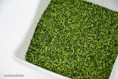 Come fare la polvere di ortica fai da te dall’erbaccia L'ortica è salutare e deliziosa! Impara come fare la polvere di ortica fai da te e sarai felice di vedere l'erbaccia nel giardino! www.cucicucicoo.com