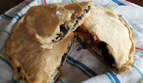Calzone ripieno con tarassaco e olive Calzone ripieno con tarassaco e olive