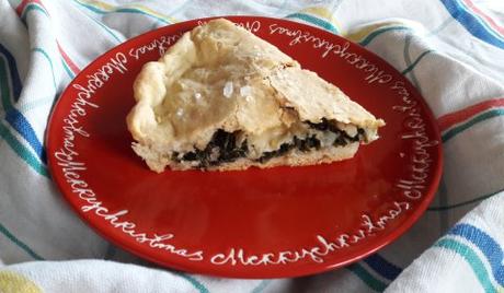 Calzone ripieno con tarassaco e olive Calzone ripieno con tarassaco e olive