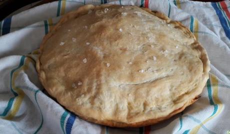 Calzone ripieno con tarassaco e olive Calzone ripieno con tarassaco e olive