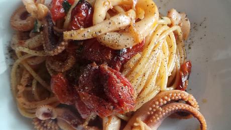 Spaghetti con calamari e pomodorini confit Spaghetti con calamari e pomodorini confit