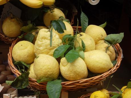 Il limone tra storia, leggenda e limoncello . limoni sorrento