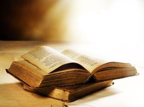 voltare pagina… Old Book. Selective focus