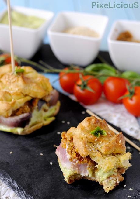 Finti Hamburger di Palamita: Bignè Salati alle Acciughe con Palamita Scottata, Maionese al Basilico e Salsa di Pomodori e Olive Finti Hamburger di Palamita: Bignè Salati alle Acciughe con Palamita Scottata, Maionese al Basilico e Salsa di Pomodori e Olive