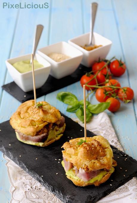 Finti Hamburger di Palamita: Bignè Salati alle Acciughe con Palamita Scottata, Maionese al Basilico e Salsa di Pomodori e Olive Finti Hamburger di Palamita: Bignè Salati alle Acciughe con Palamita Scottata, Maionese al Basilico e Salsa di Pomodori e Olive