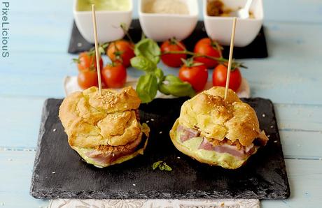 Finti Hamburger di Palamita: Bignè Salati alle Acciughe con Palamita Scottata, Maionese al Basilico e Salsa di Pomodori e Olive Finti Hamburger di Palamita: Bignè Salati alle Acciughe con Palamita Scottata, Maionese al Basilico e Salsa di Pomodori e Olive