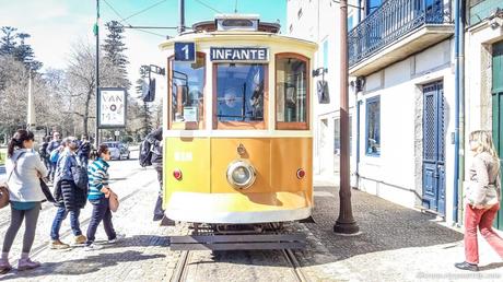 Porto: itinerario di due giorni in una romantica decadenza porto due giorni vicoletti ribeira tram vecchio