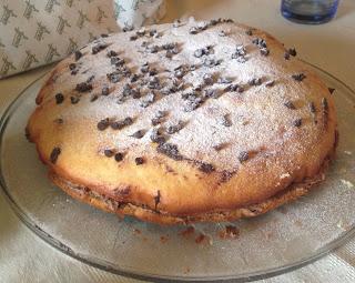 Torta golosa alla vaniglia farcita con panna montata al cioccolato Torta golosa alla vaniglia farcita con panna montata al cioccolato
