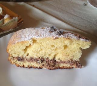 Torta golosa alla vaniglia farcita con panna montata al cioccolato Torta golosa alla vaniglia farcita con panna montata al cioccolato