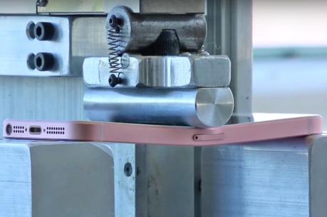 Nuovi stress test sull’ iPhone SE, questa volta messi in comparazione con l’ iPhone 6s e 6s Plus Nuovi stress test sull’ iPhone SE, questa volta messi in comparazione con l’ iPhone 6s e 6s Plus