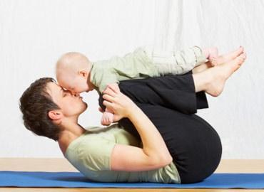 Obiettivo: darsi un tono fitness_mom_exercises_with_baby____