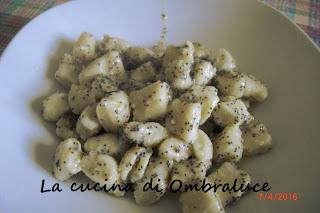 Gnocchi di ricotta di bufala con nocciole e semi di papavero Gnocchi di ricotta di bufala con nocciole e semi di papavero
