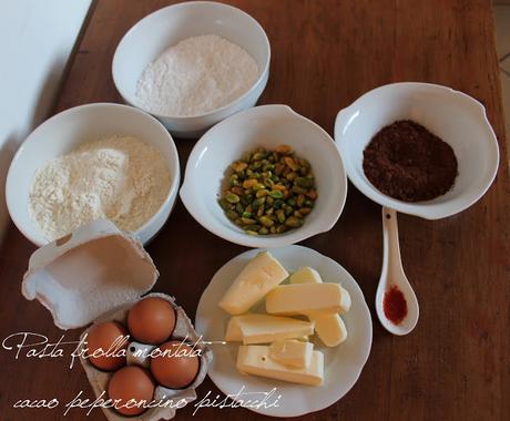 Biscotti di pasta frolla montata profumati al peperoncino, cacao e pistacchi Biscotti di pasta frolla montata profumati al peperoncino, cacao e pistacchi