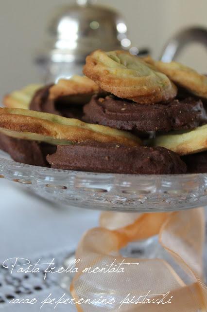 Biscotti di pasta frolla montata profumati al peperoncino, cacao e pistacchi Biscotti di pasta frolla montata profumati al peperoncino, cacao e pistacchi