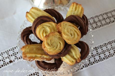Biscotti di pasta frolla montata profumati al peperoncino, cacao e pistacchi Biscotti di pasta frolla montata profumati al peperoncino, cacao e pistacchi