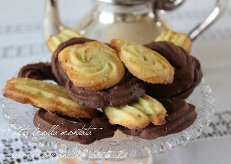 Biscotti di pasta frolla montata profumati al peperoncino, cacao e pistacchi Biscotti di pasta frolla montata profumati al peperoncino, cacao e pistacchi