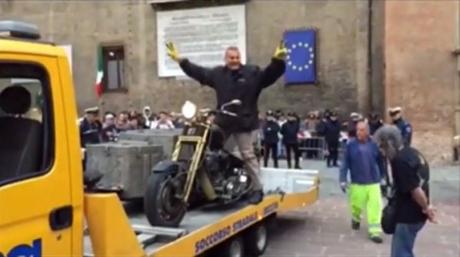 Sequestrata la moto di Beppe Maniglia. Beppe Maniglia e la sua moto sul carro attrezzi