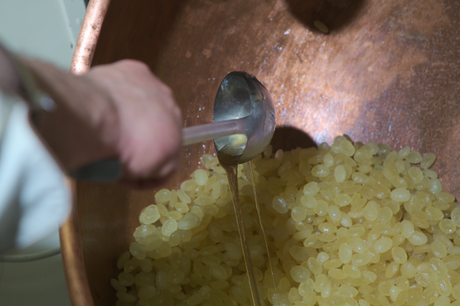 Il confetto, da duemila anni un abito dolce che racchiude la storia, la geografia e la cultura del cibo. E non solo Il confetto, da duemila anni un abito dolce che racchiude la storia, la geografia e la cultura del cibo. E non solo