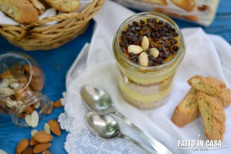 Buonissimo Dolce al Barattolo con Cantuccini e Crema Pasticcera Buonissimo Dolce al Barattolo con Cantuccini e Crema Pasticcera