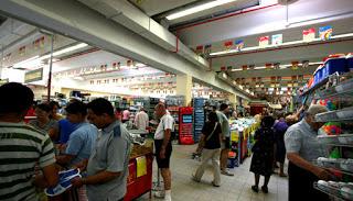 Il centro è vivo, ma la spesa si fa al centro commerciale Il centro è vivo, ma la spesa si fa al centro commerciale