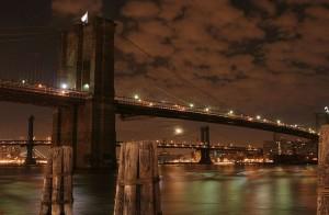 Visitare il Ponte di Brooklyn, uno dei simboli di New York Ponte di Brooklyn di notte. Fonte wikimedia commons