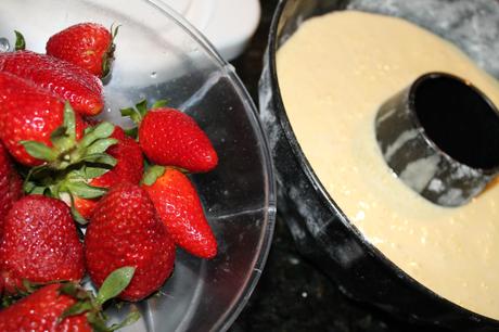 Ciambella soffice con fragole IMG_2576.JPG