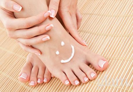 Piedi morbidi in estate: tre trattamenti in casa come dall’estetista piedi SORRISO