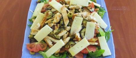 Insalata di petto di pollo grigliato Insalata di petto di pollo alla griglia