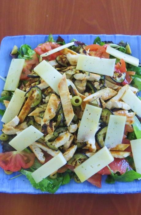 Insalata di petto di pollo grigliato Insalata di petto di pollo alla griglia