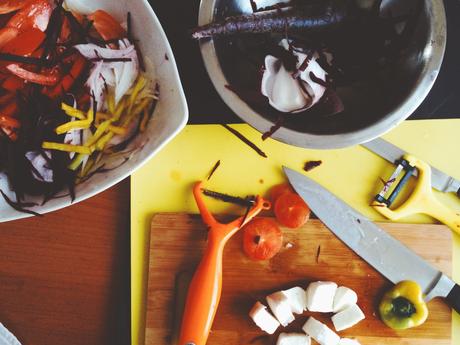 Insalatona di pomodori con peperoni, carote nere, cipolla di Tropea, tonno, mozzarella e crostini di pane #studentfriendly Insalatona di pomodori con peperoni, carote nere, cipolla di Tropea, tonno, mozzarella e crostini di pane #studentfriendly