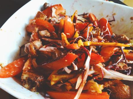 Insalatona di pomodori con peperoni, carote nere, cipolla di Tropea, tonno, mozzarella e crostini di pane #studentfriendly Insalatona di pomodori con peperoni, carote nere, cipolla di Tropea, tonno, mozzarella e crostini di pane #studentfriendly