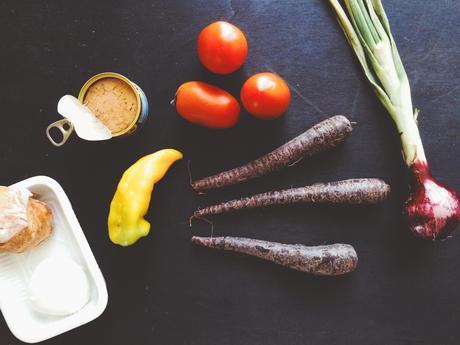 Insalatona di pomodori con peperoni, carote nere, cipolla di Tropea, tonno, mozzarella e crostini di pane #studentfriendly Insalatona di pomodori con peperoni, carote nere, cipolla di Tropea, tonno, mozzarella e crostini di pane #studentfriendly