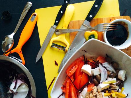 Insalatona di pomodori con peperoni, carote nere, cipolla di Tropea, tonno, mozzarella e crostini di pane #studentfriendly Insalatona di pomodori con peperoni, carote nere, cipolla di Tropea, tonno, mozzarella e crostini di pane #studentfriendly