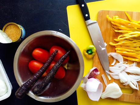 Insalatona di pomodori con peperoni, carote nere, cipolla di Tropea, tonno, mozzarella e crostini di pane #studentfriendly Insalatona di pomodori con peperoni, carote nere, cipolla di Tropea, tonno, mozzarella e crostini di pane #studentfriendly
