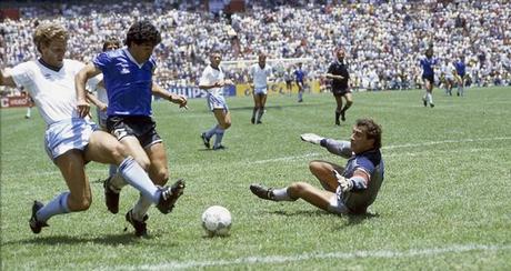 Maradona contro Pelè, a Parigi (e in diretta su Premium Sport HD) il match della pace Maradona contro Pelè, a Parigi (e in diretta su Premium Sport HD) il match della pace