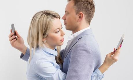 Phubbing: la dipendenza da internet fa ignorare le persone Phubbing