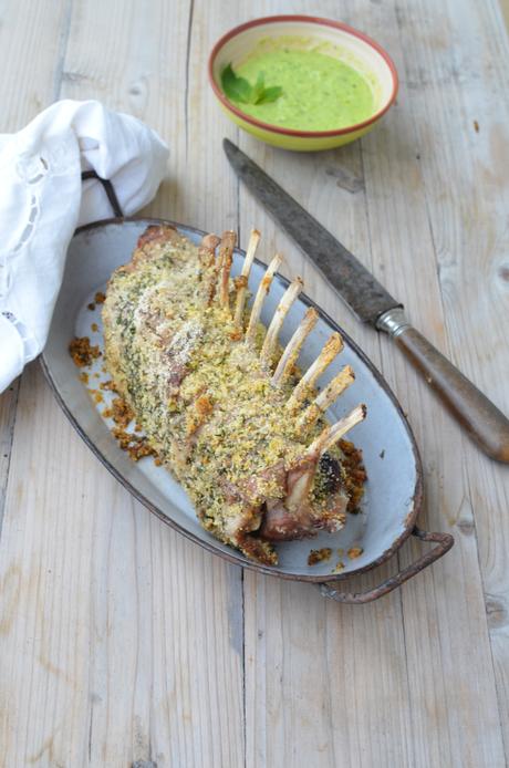 Carré di agnello alle erbe aromatiche con salsa di piselli alla menta Carré di agnello alle erbe aromatiche con salsa di piselli alla menta
