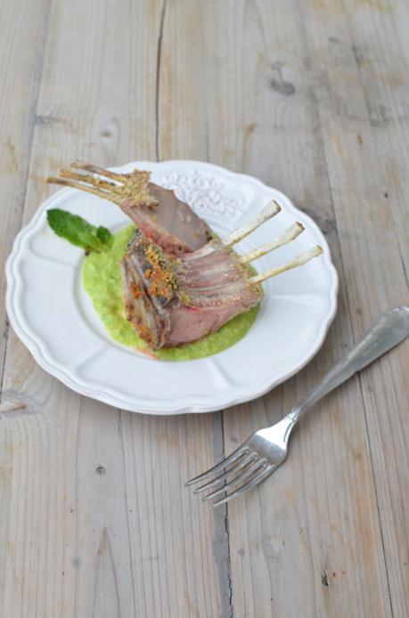 Carré di agnello alle erbe aromatiche con salsa di piselli alla menta Carré di agnello alle erbe aromatiche con salsa di piselli alla menta