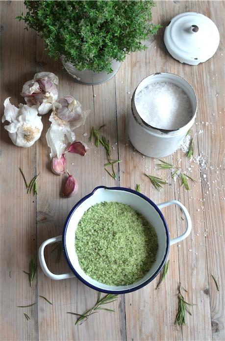 Pesto di sale con erbe e aglio. Pesto di sale con erbe e aglio.