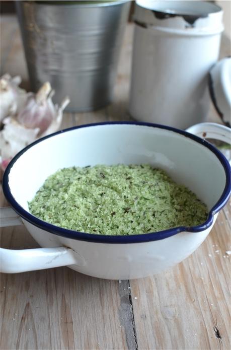 Pesto di sale con erbe e aglio. Pesto di sale con erbe e aglio.