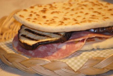 Piadina fatta in casa con salame cotto e melanzane grigliate