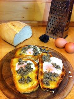 CROSTINI UOVO E TARTUFO NERO CROSTINI UOVO E TARTUFO NERO