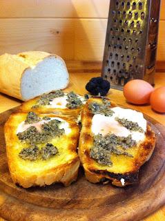 CROSTINI UOVO E TARTUFO NERO CROSTINI UOVO E TARTUFO NERO