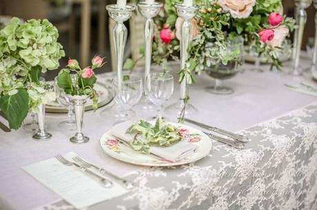 Un matrimonio country chic Mise en place con servizio in porcellana inglese, posate in sheffield e portafiori in sheffield ... tutto Antichità Bellini