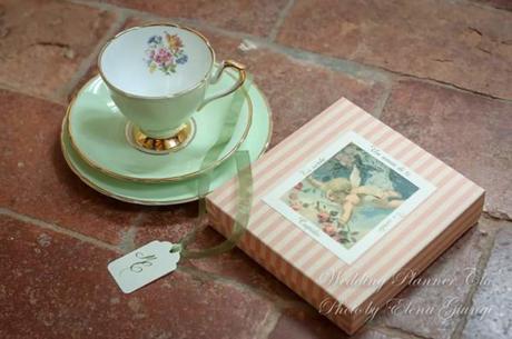 Un matrimonio country chic Idea bomboniere di Antichità Bellini: Tazzina da té e scatola con selezione di té