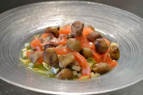 Insalatina di roquefort, belga, striscioline di salmone fumè con briciole di castagna Insalatina di roquefort, belga, striscioline di salmone fumè con briciole di castagna