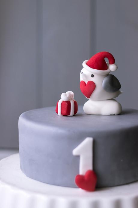 Una torta di compleanno in pasta di zucchero e sotto l’albero di Natale la ricetta semplice della crema al latte. Pettirosso cake - torta in pasta di zucchero