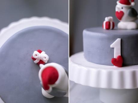Una torta di compleanno in pasta di zucchero e sotto l’albero di Natale la ricetta semplice della crema al latte. pettirosso cake- torta in pasta di zucchero